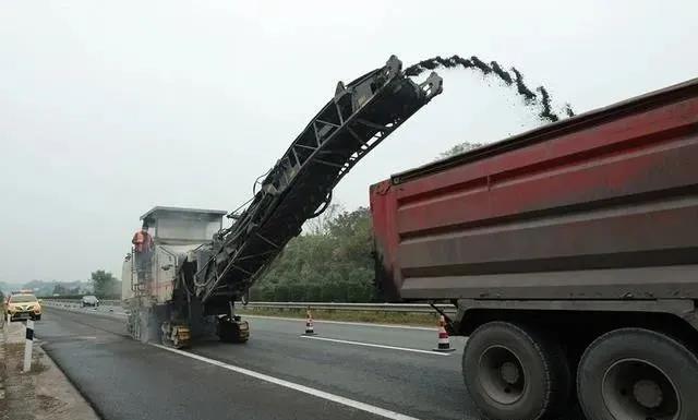 由喷洒车对路面喷洒改性乳化沥青 由喷洒车对路面喷洒改性乳化沥青