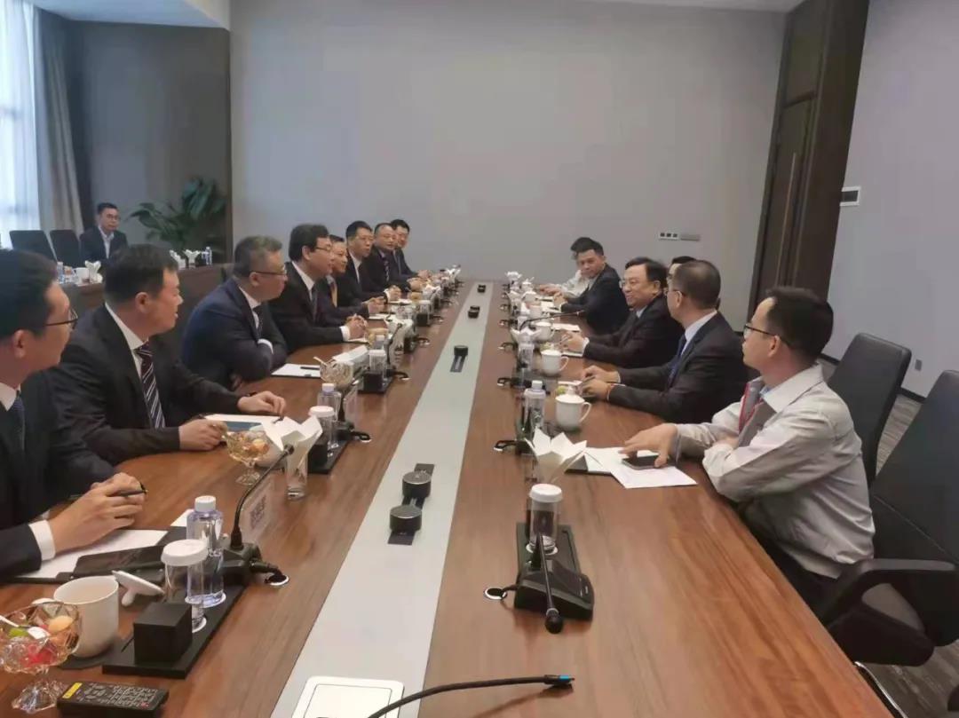 比亚迪董事长兼总裁王传福与玲珑轮胎董事长、总裁王锋亲切交流 比亚迪董事长兼总裁王传福与玲珑轮胎董事长、总裁王锋亲切交流