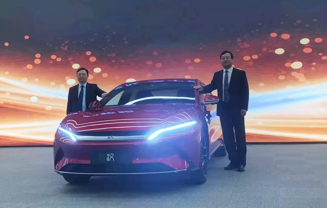 比亚迪董事长兼总裁王传福与玲珑轮胎董事长、总裁王锋在比亚迪“汉”前合影 比亚迪董事长兼总裁王传福与玲珑轮胎董事长、总裁王锋在比亚迪“汉”前合影