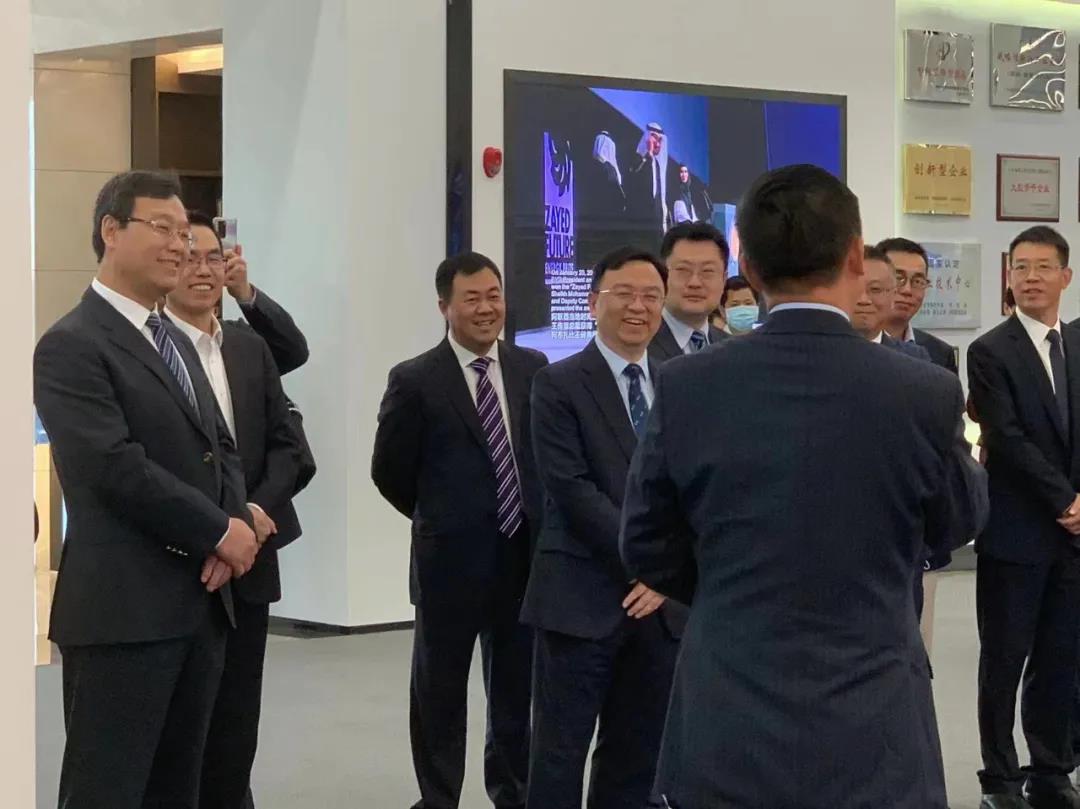 比亚迪董事长兼总裁王传福携玲珑轮胎董事长、总裁王锋等人参观交流 比亚迪董事长兼总裁王传福携玲珑轮胎董事长、总裁王锋等人参观交流