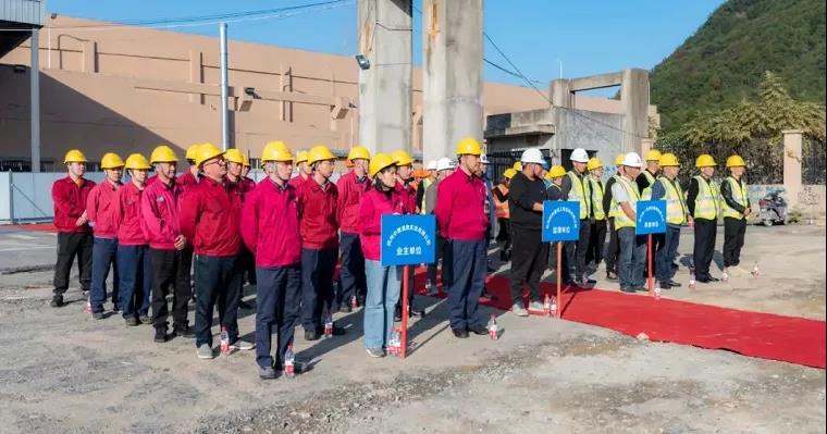 项目业主单位、建筑单位和监理单位以及其他项目参与人员共同出席了开工仪式 项目业主单位、建筑单位和监理单位以及其他项目参与人员共同出席了开工仪式