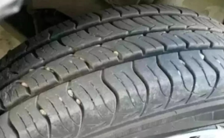 经常清除胎纹中的杂物 经常清除胎纹中的杂物